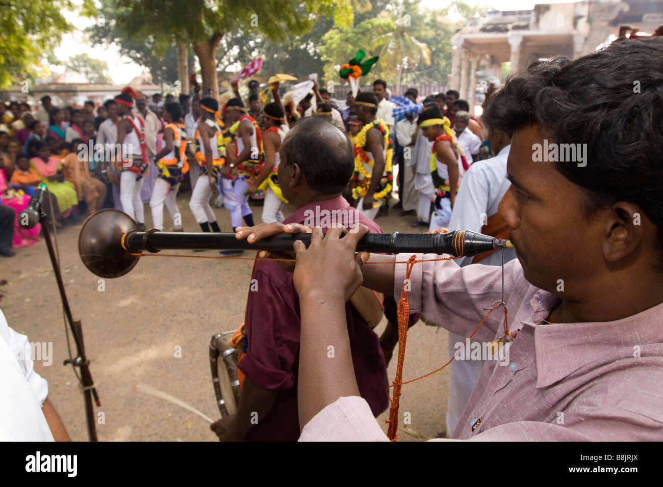 Madurai Tamil Nadu Inde Thiruchuli Pongal village harvest festival musician playing trumpet Nadaswaram danseurs d'accompagnement Banque D'Images