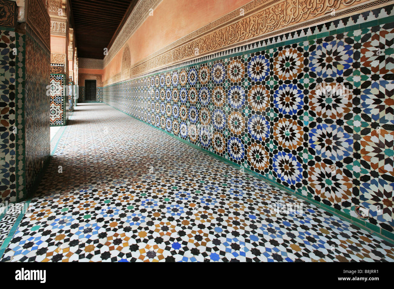 Détail de la Mosaïque de carreaux à la Medersa Ben Youssef, l'école islamique attaché à la mosquée Ben Youssef, Marrakech, Maroc Banque D'Images Détail de la Mosaïque de carreaux à la Medersa Ben Youssef, l'école islamique attaché à la mosquée Ben Youssef, Marrakech, Maroc Banque D'Images