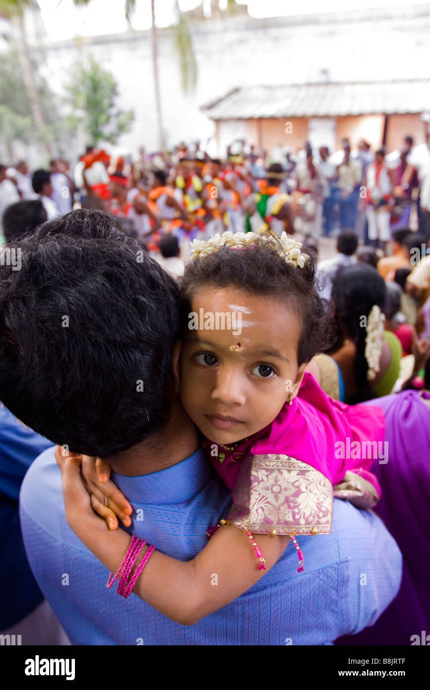 Madurai Tamil Nadu Inde Thiruchuli village jeune enfant dans les bras des pères Banque D'Images