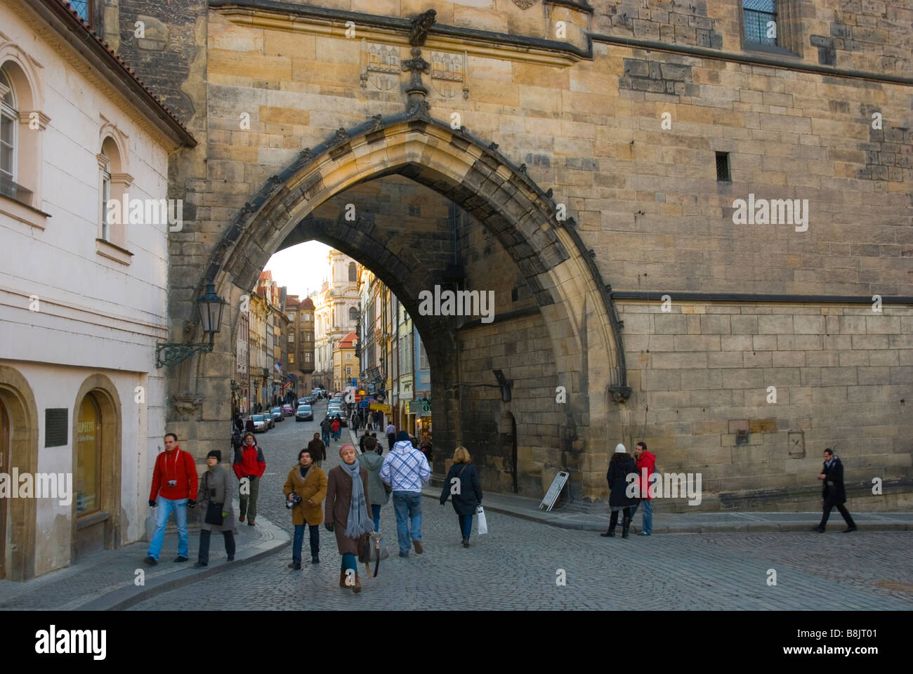 Racine de Mala Strana tour pont à la fin du pont Charles à Prague République Tchèque Europe Banque D'Images