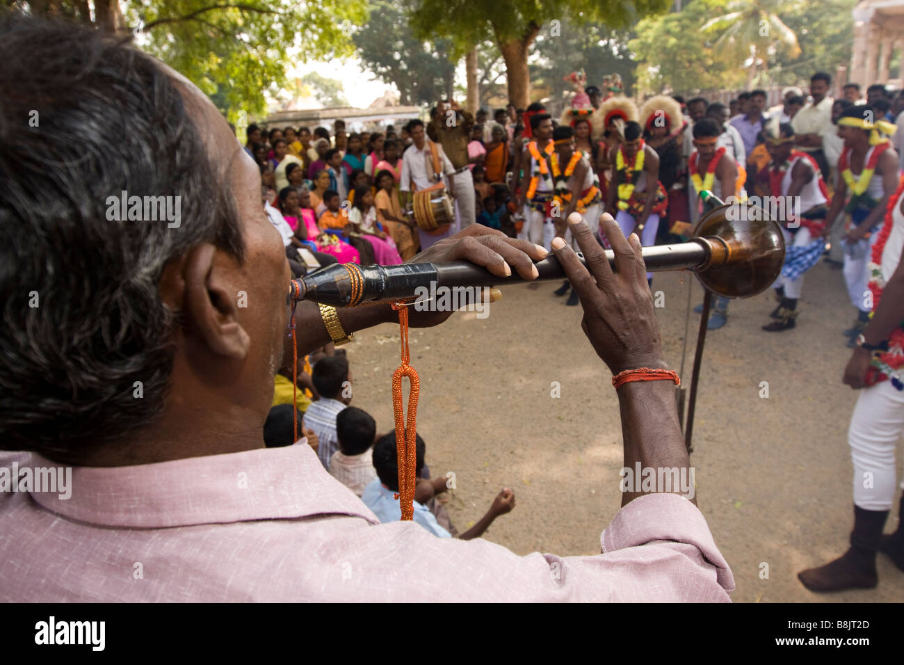Madurai Tamil Nadu Inde Thiruchuli Pongal village harvest festival musician playing trumpet Nadaswaram danseurs d'accompagnement Banque D'Images