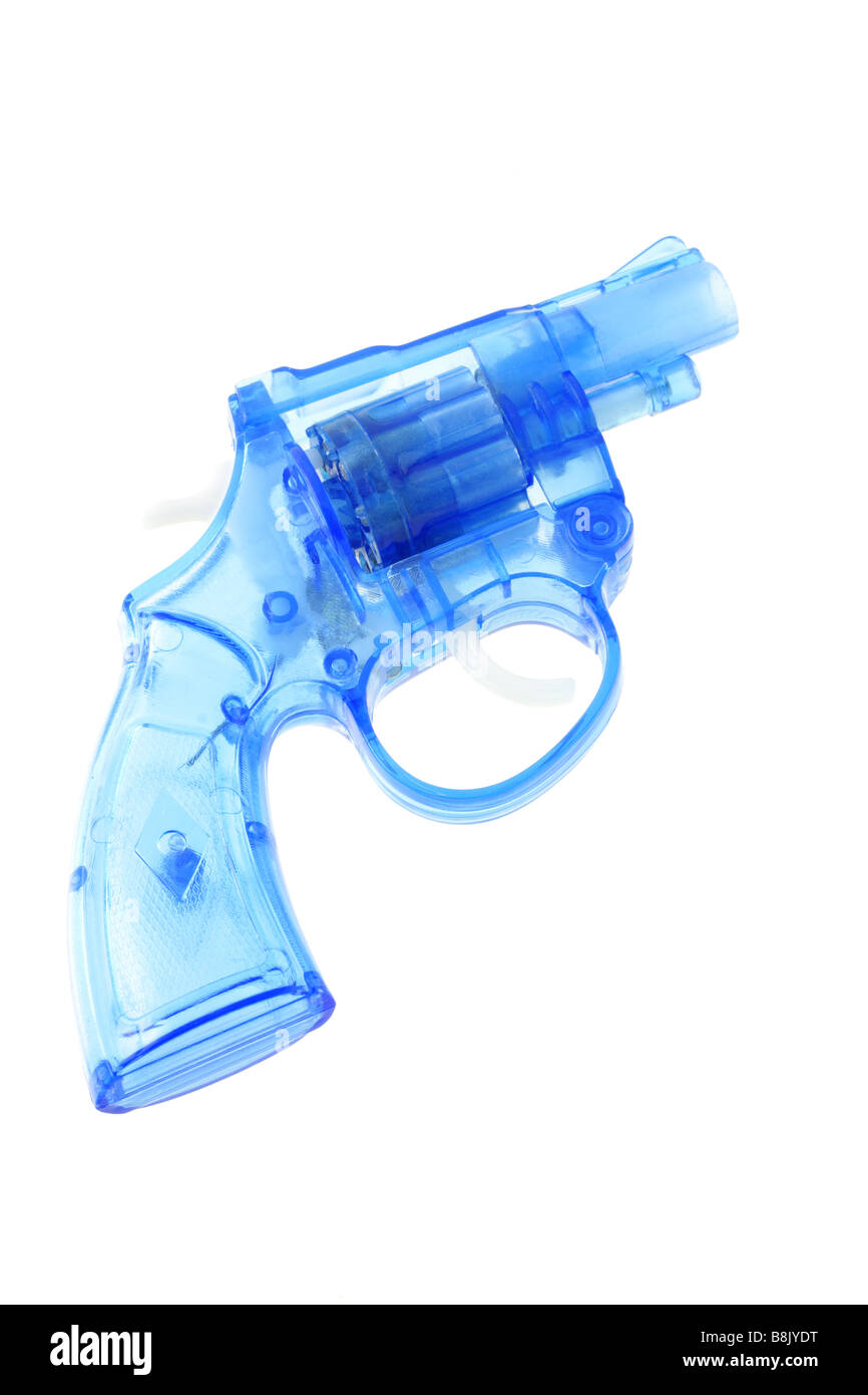 Arme-jouet en plastique bleu sur fond blanc Banque D'Images