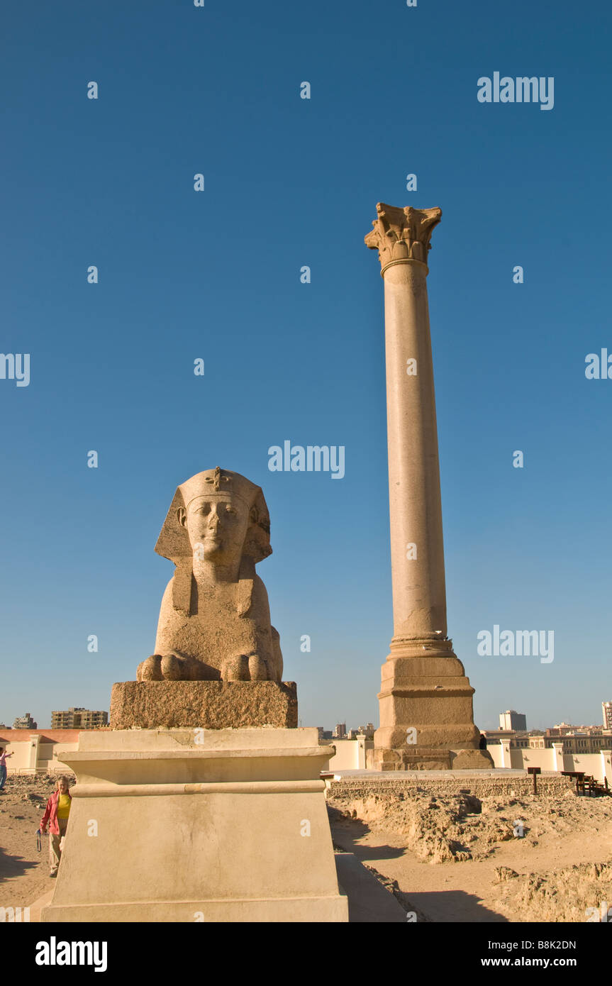 Sphinx Pompeys Alexandrie Egypte pilier monument historique attraction touristique célèbre symbole égyptien ciel bleu Banque D'Images