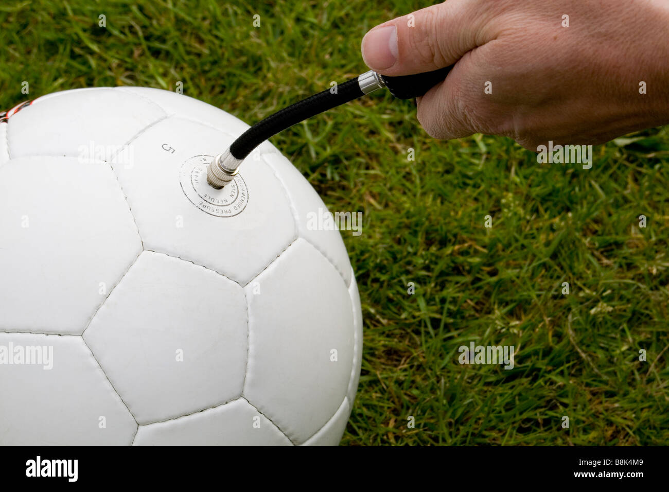 Comment Gonfler Un Ballon De Foot Gonfler un ballon de football Photo Stock - Alamy