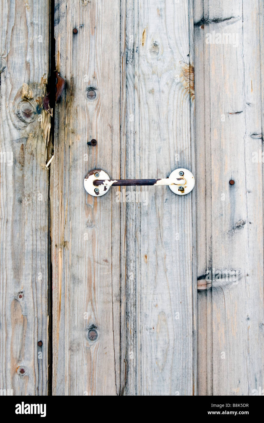 Planches en bois avec porte forcée doorhandle simple libre. Banque D'Images