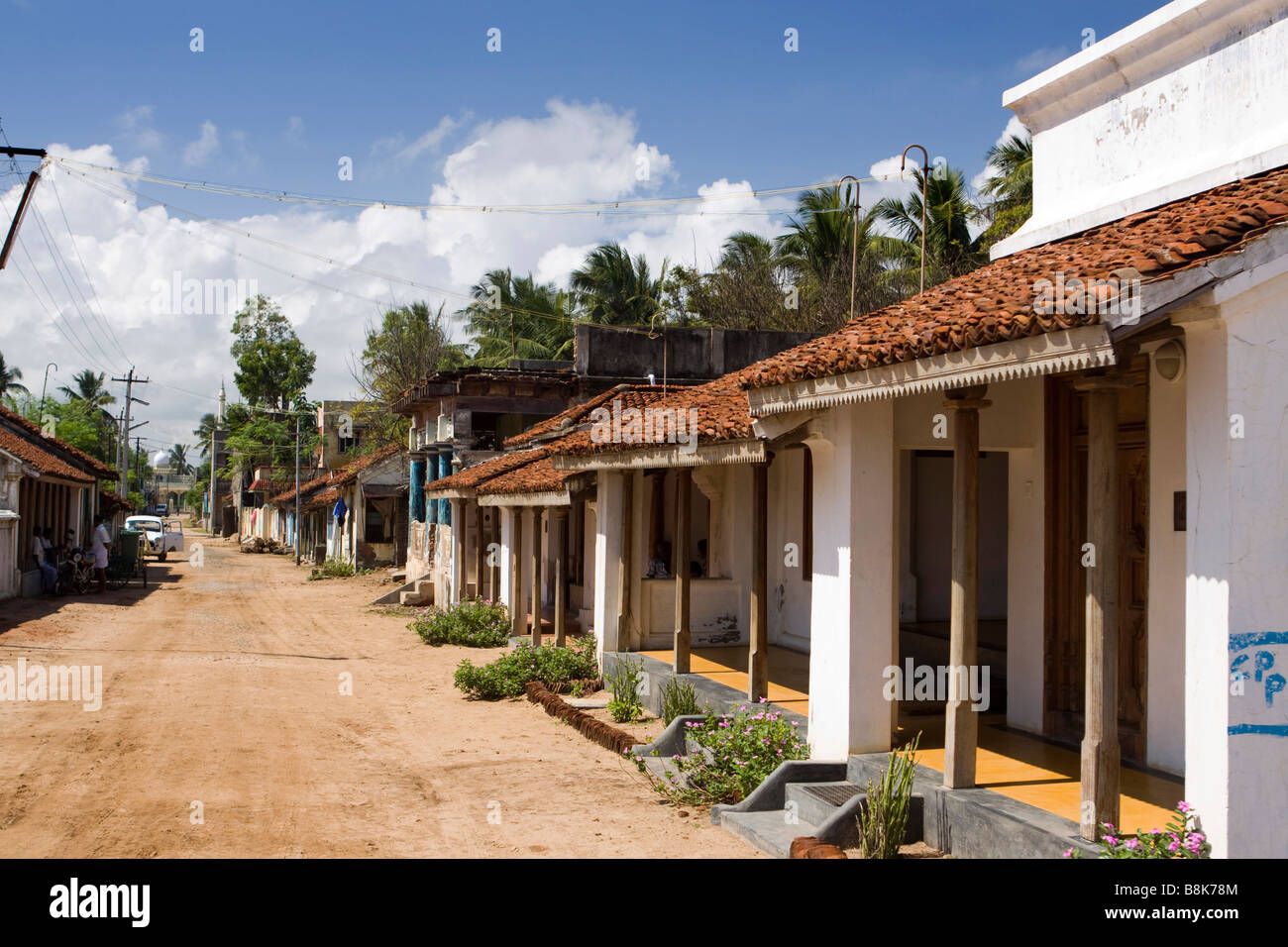 L'Inde Tamil Nadu Tranquebar Tharangambadi village, rue des petites maisons locales Banque D'Images