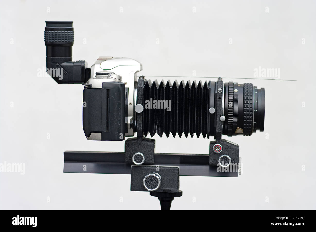 Pentax MZ film appareil équipé d'un soufflet d'extension et de l'oculaire à angle droit pour fermer à la photographie Banque D'Images