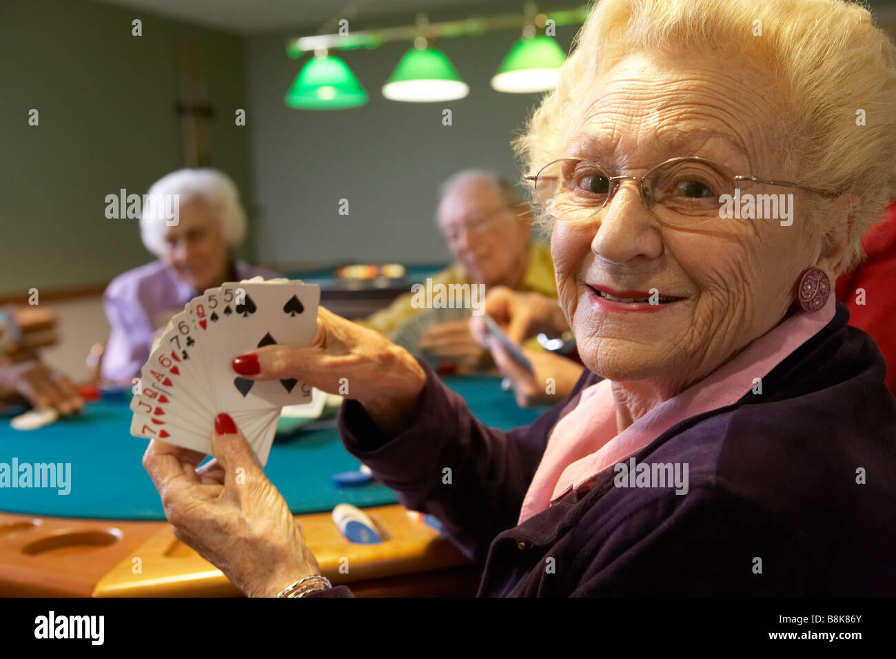 Les adultes jouer au bridge Banque D'Images