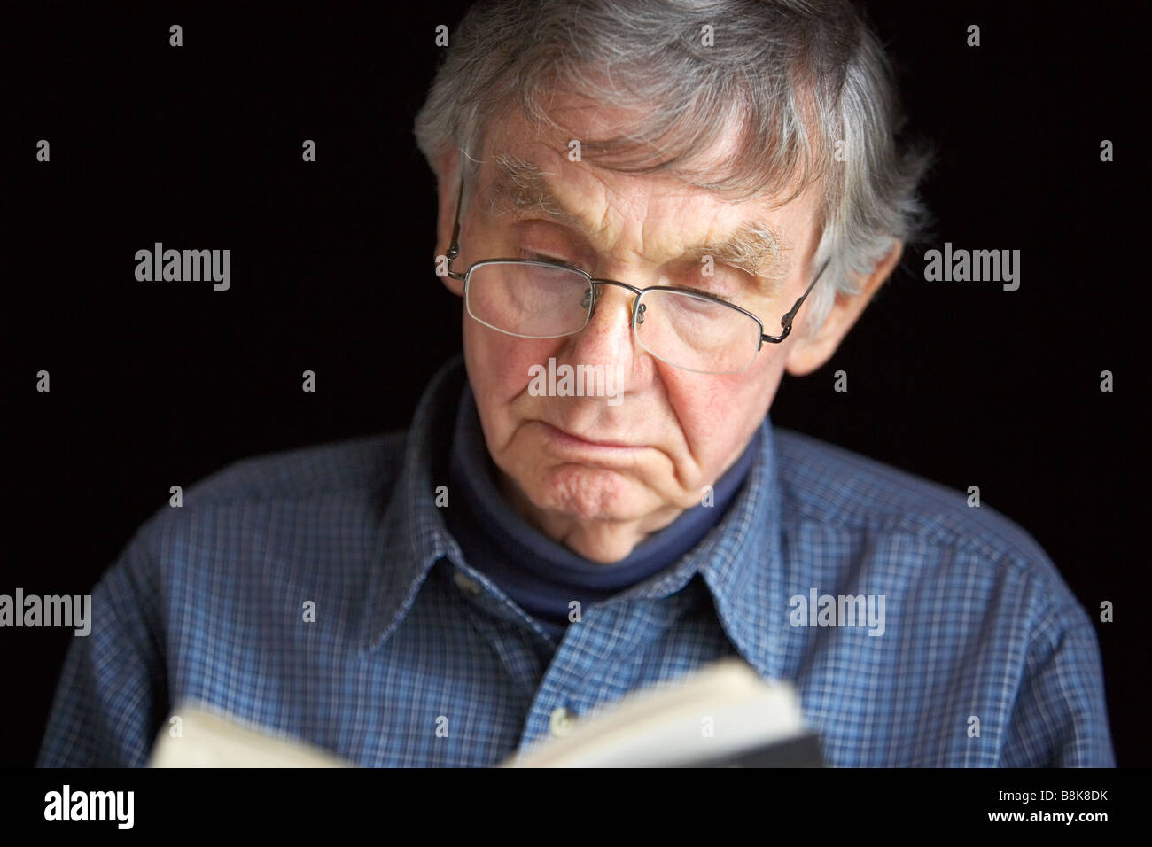 Senior man reading a book Banque D'Images