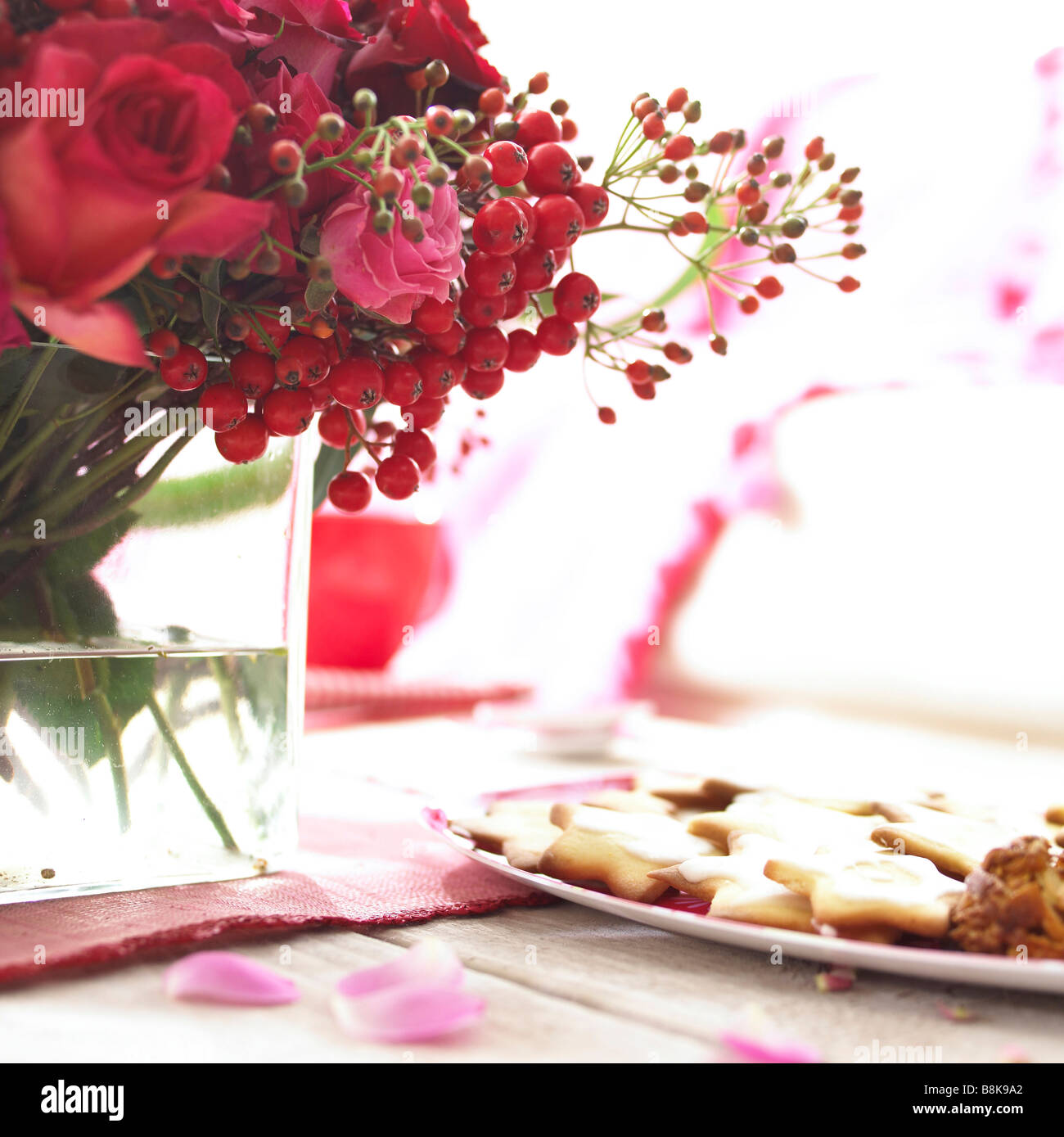 Bouquet sur table décoration rouge Banque D'Images