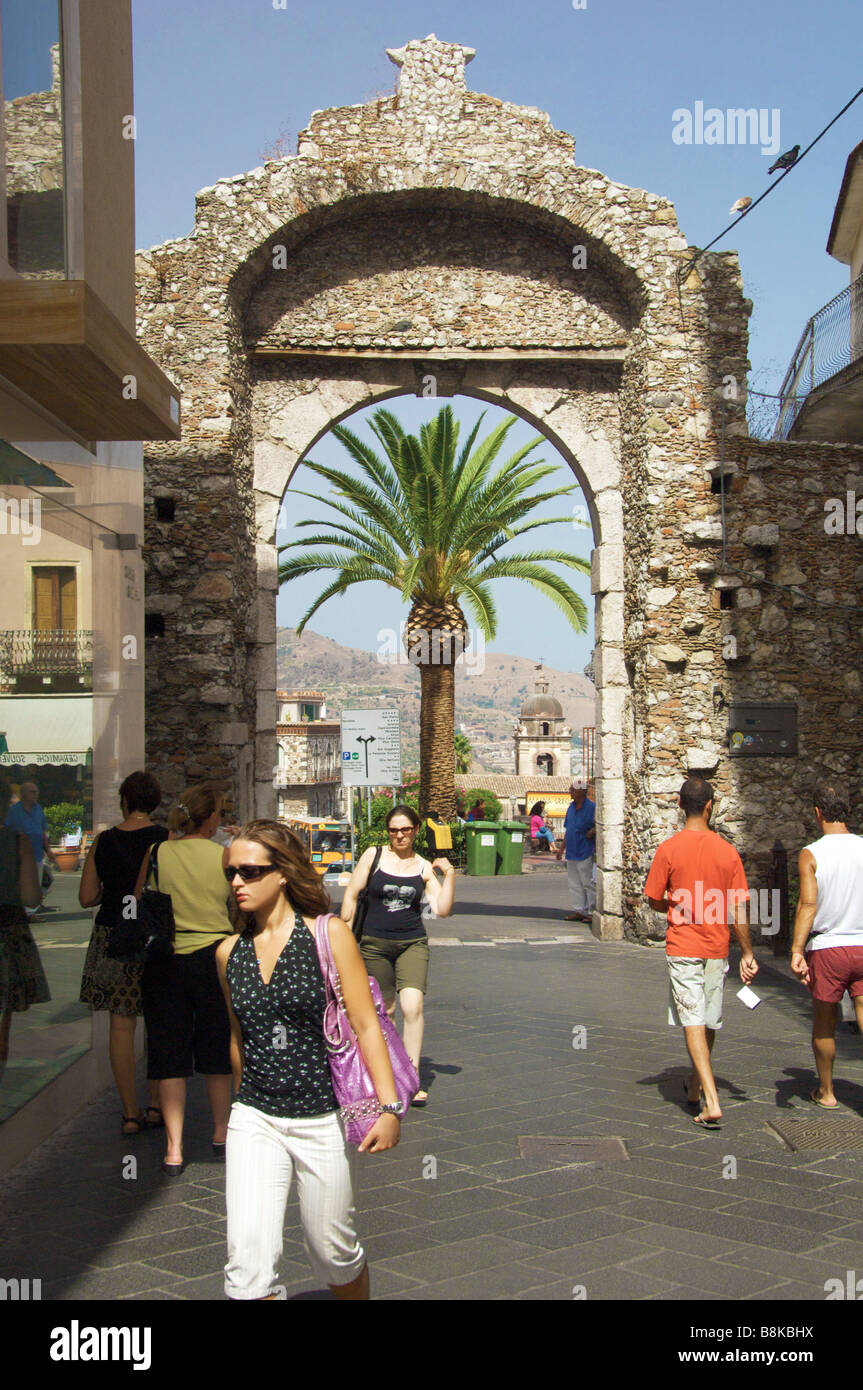 L'entrée principale de l'ancienne Porta Messina Taormina Sicile Italie Banque D'Images