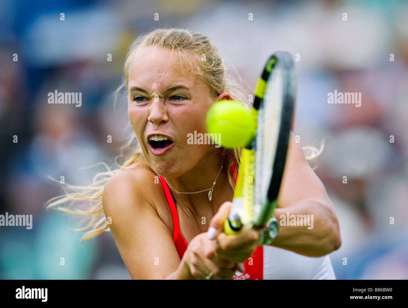 Caroline Wozniacki en action en jouant deux revers remis tourné au cours des célibataires match. Banque D'Images