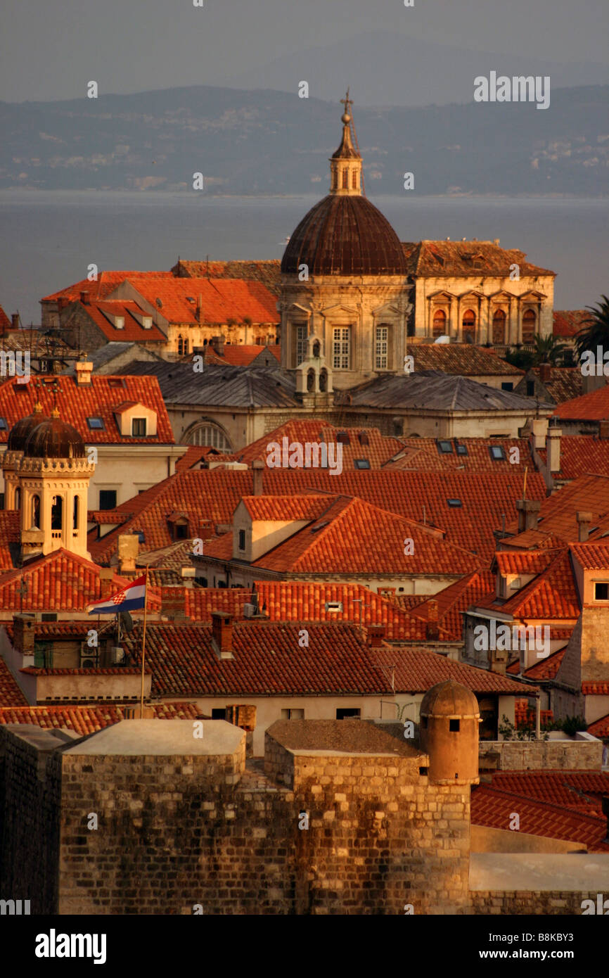 Vieille ville et de la Cathédrale Dome à Dubrovnik en Croatie au coucher du soleil Banque D'Images