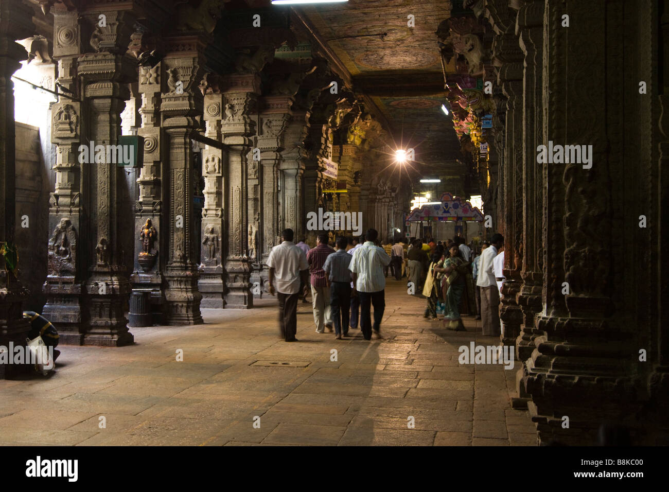 L'Inde Tamil Nadu Madurai Sri Meenakshi Temple couloir intérieur Sundareshwarar à piliers shine Banque D'Images