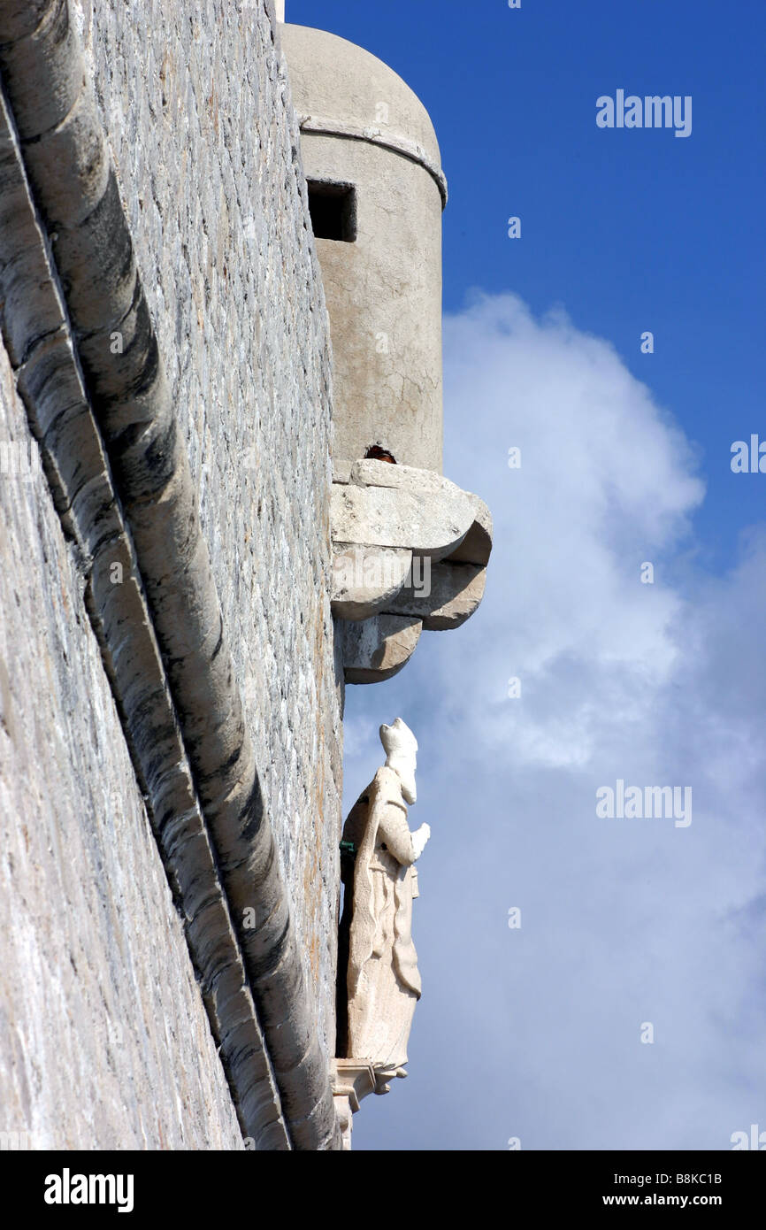 Les murs de la vieille ville de Dubrovnik, la statue du Saint Patron de Dubrovnik, Saint-Blaise, Croatie Banque D'Images