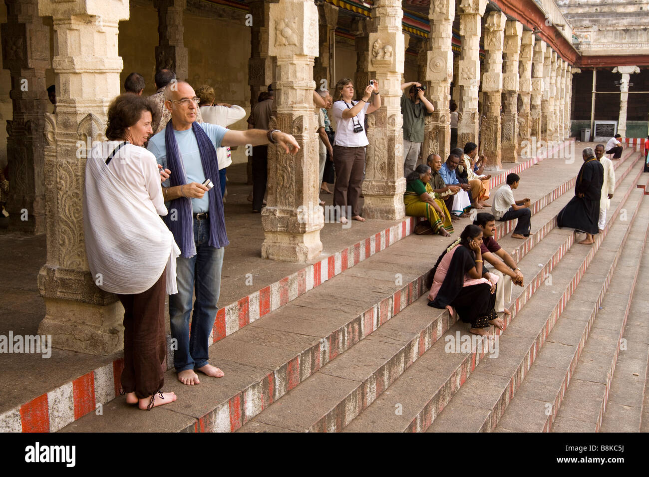 L'Inde Tamil Nadu Madurai Sri Meenakshi Temple Lotus d'or des visiteurs de l'ouest du réservoir Banque D'Images