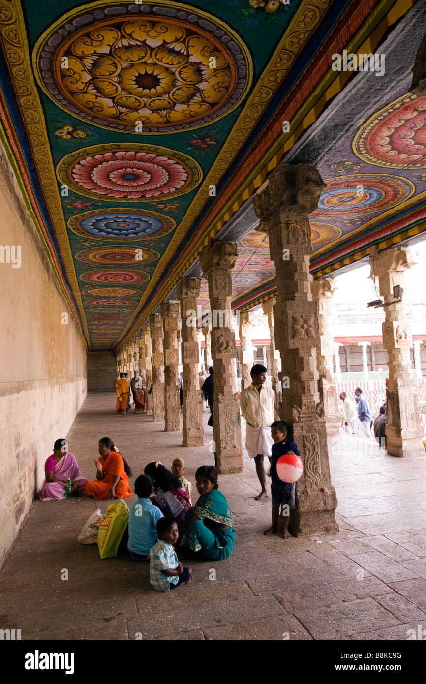 L'Inde Tamil Nadu Madurai Sri Meenakshi Temple Lotus d'or des visiteurs du réservoir dans les arcade Banque D'Images
