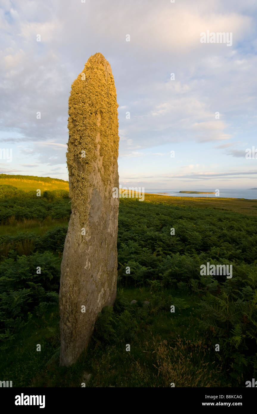 Le comité permanent à pierre Camas un STAC, sur l'île de Jura, en Écosse, à la recherche de la mer au son d'Islay. Banque D'Images