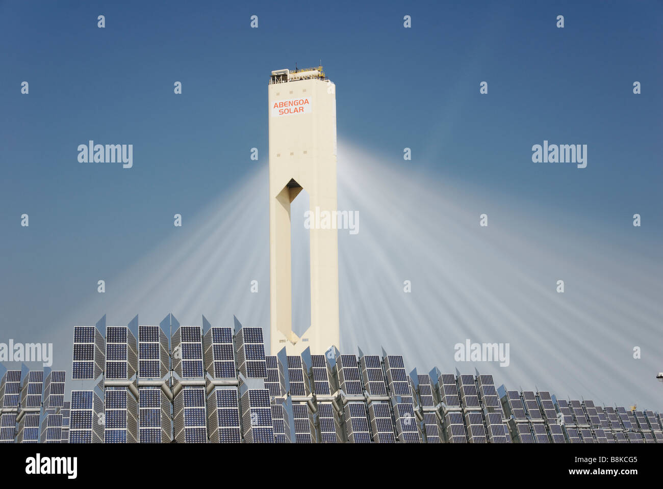 La tour solaire PS10 produit nettoyer le pouvoir thermoélectrique du soleil - Abengoa Solúcar plate-forme en Andalousie Espagne Banque D'Images