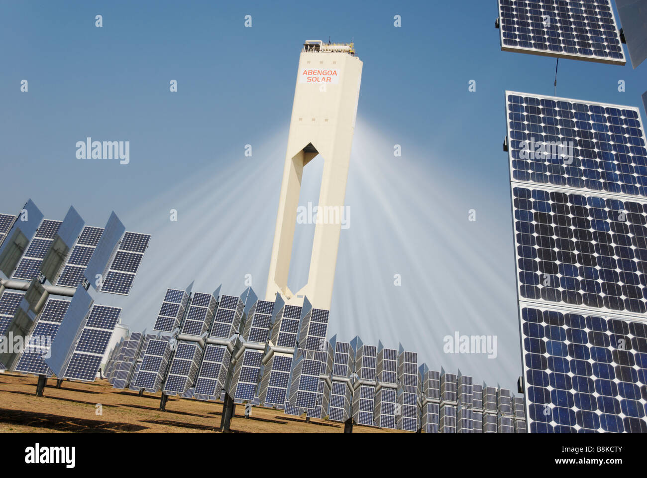 La tour solaire PS10 produit nettoyer le pouvoir thermoélectrique du soleil - Abengoa Solúcar plate-forme en Andalousie Espagne Banque D'Images