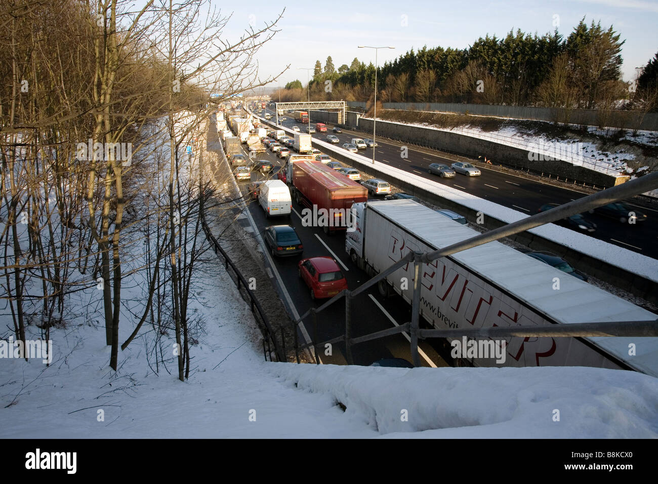 Camions voitures autoroute M25 hiver neige embouteillage Banque D'Images
