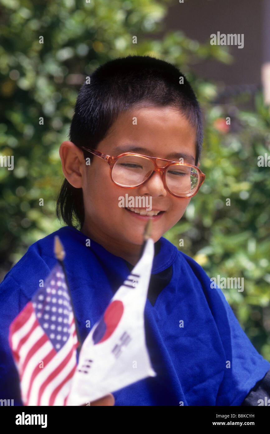 Korean-american boy american flag wave race ethnique coréenne sourire verre minoritaires Banque D'Images