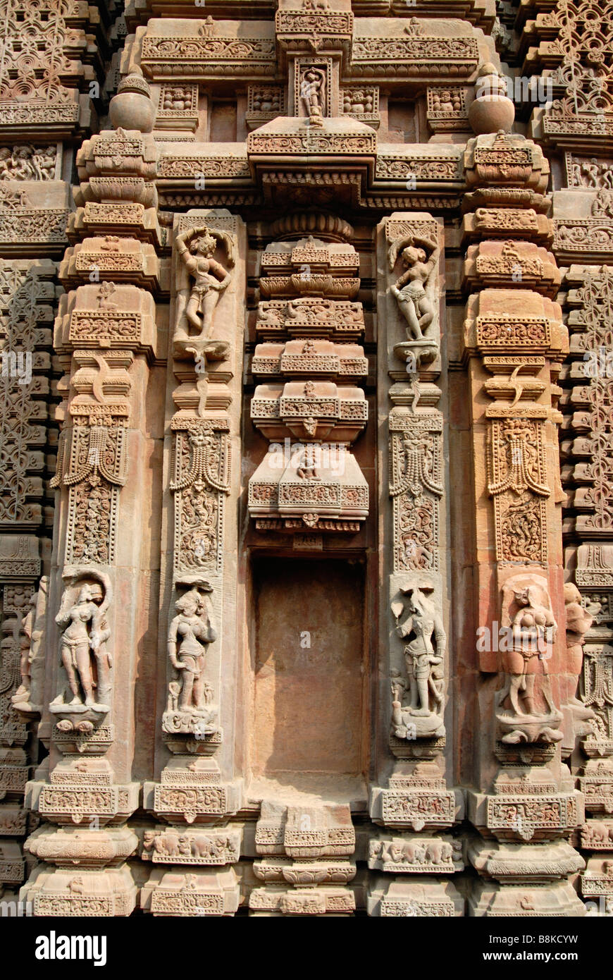 Muktesvara Temple- niche décorative, divinité maintenant disparus, mur sud du temple principal. L'Orissa, Bhubaneshwar (Inde). Banque D'Images
