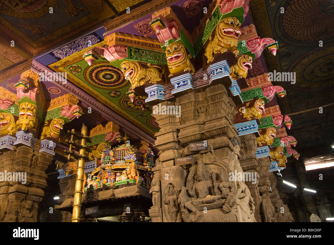 L'Inde Tamil Nadu Madurai Sri Meenakshi Temple Sundareshwarar à piliers shine décoration couloir Banque D'Images