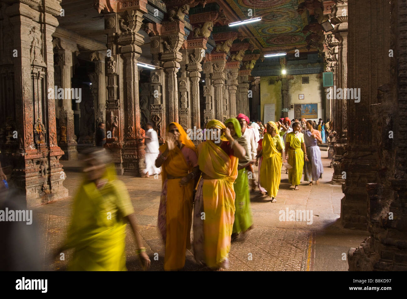 L'Inde Tamil Nadu Madurai Sri Meenakshi Temple Sundareshwarar à piliers shine couloir dévots Banque D'Images
