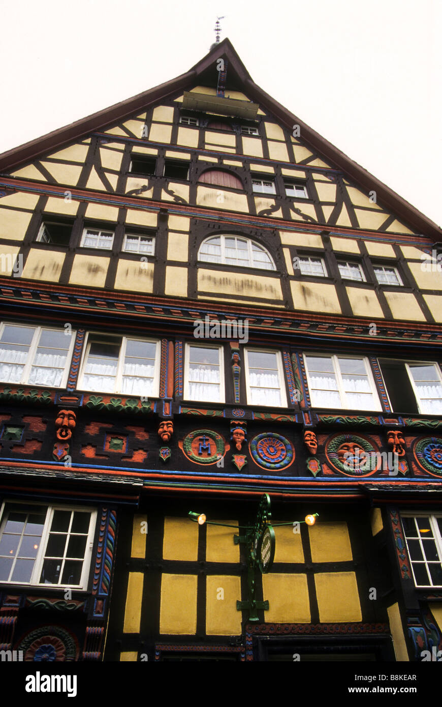Bâtiment à colombages de style allemand luxe architecture ancienne ornée de l'ancienne Swiss Austrian Banque D'Images