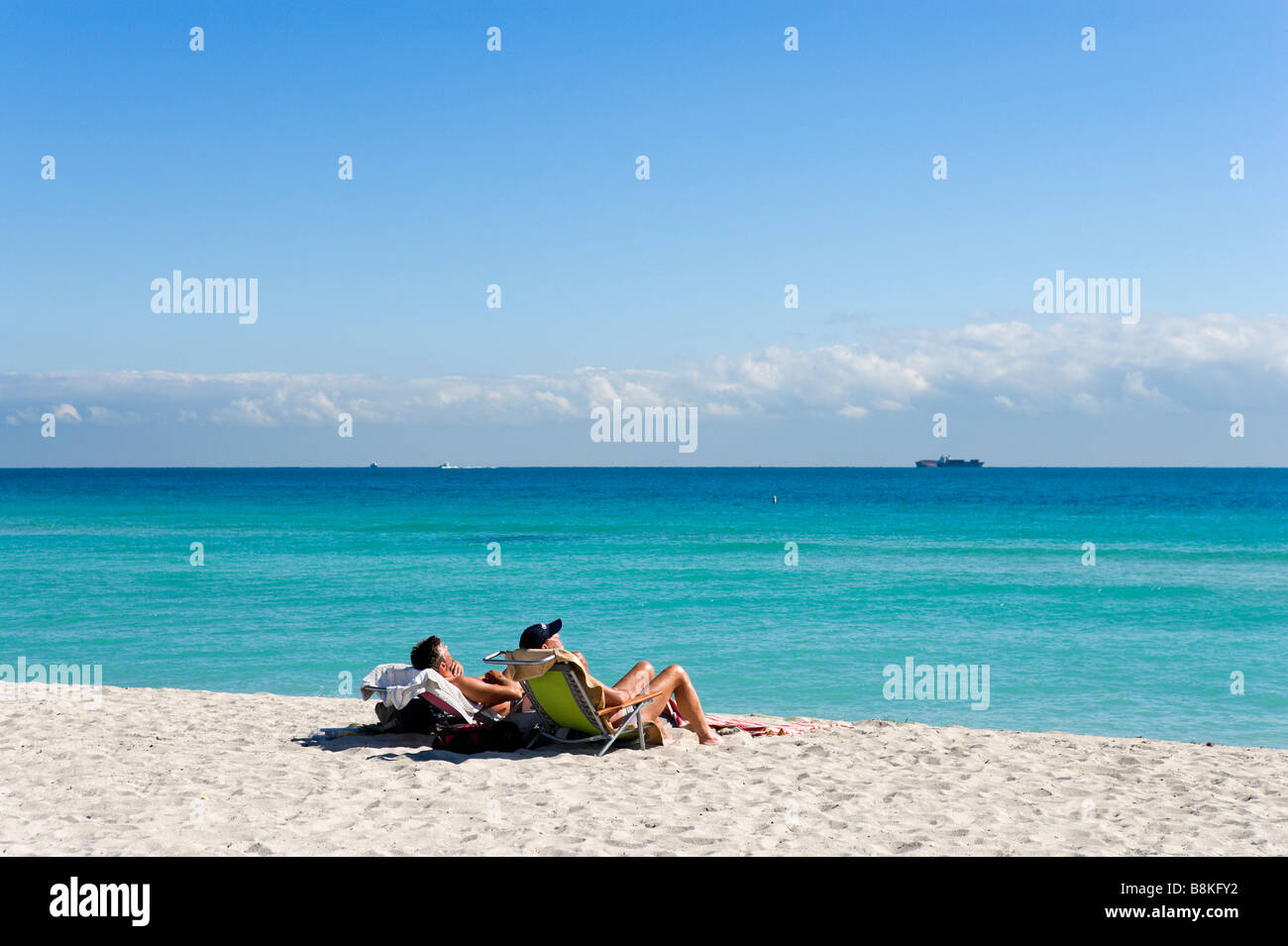 Deux hommes de soleil sur South Beach, Miami Beach, Gold Coast, Florida, USA Banque D'Images
