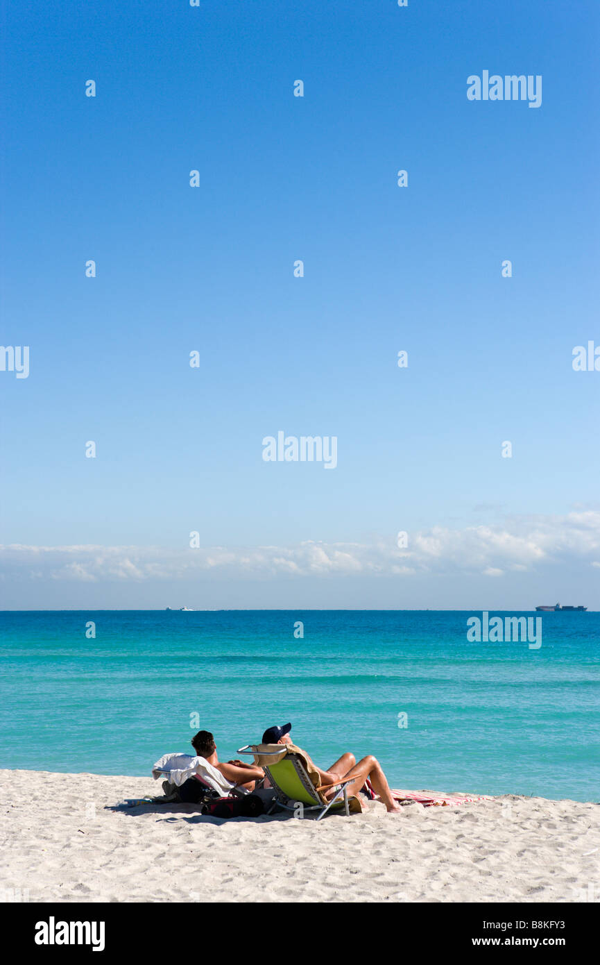 Deux hommes de soleil sur South Beach, Miami Beach, Gold Coast, Florida, USA Banque D'Images