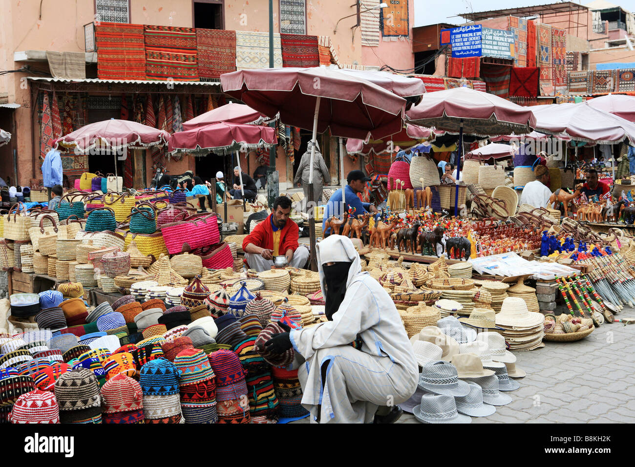 Des boutiques traditionnelles, place principale, la place Jemaa El Fna, Marrakech, Maroc Banque D'Images Des boutiques traditionnelles, place principale, la place Jemaa El Fna, Marrakech, Maroc Banque D'Images