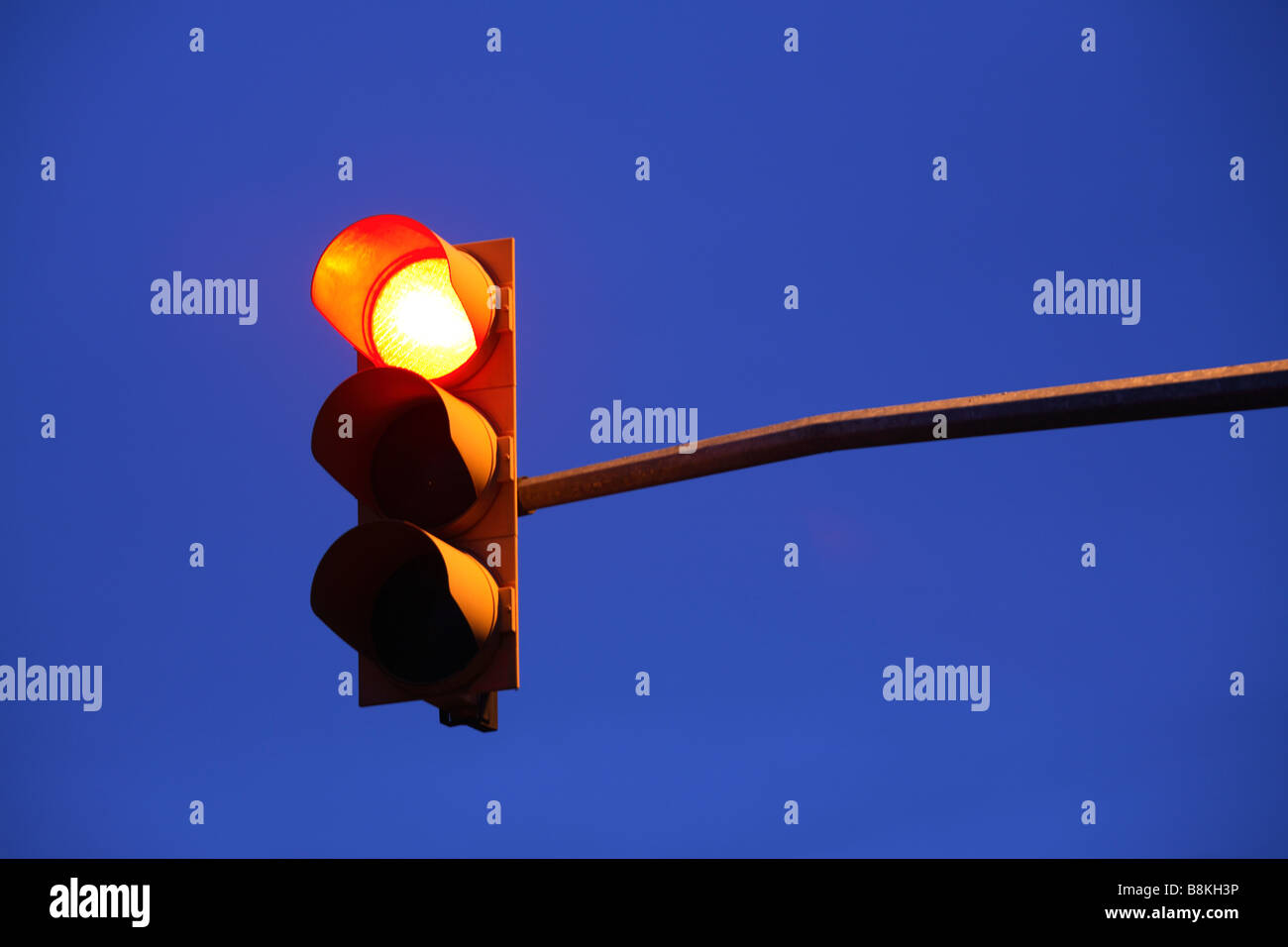 Les feux de circulation rouge montrant au crépuscule Banque D'Images