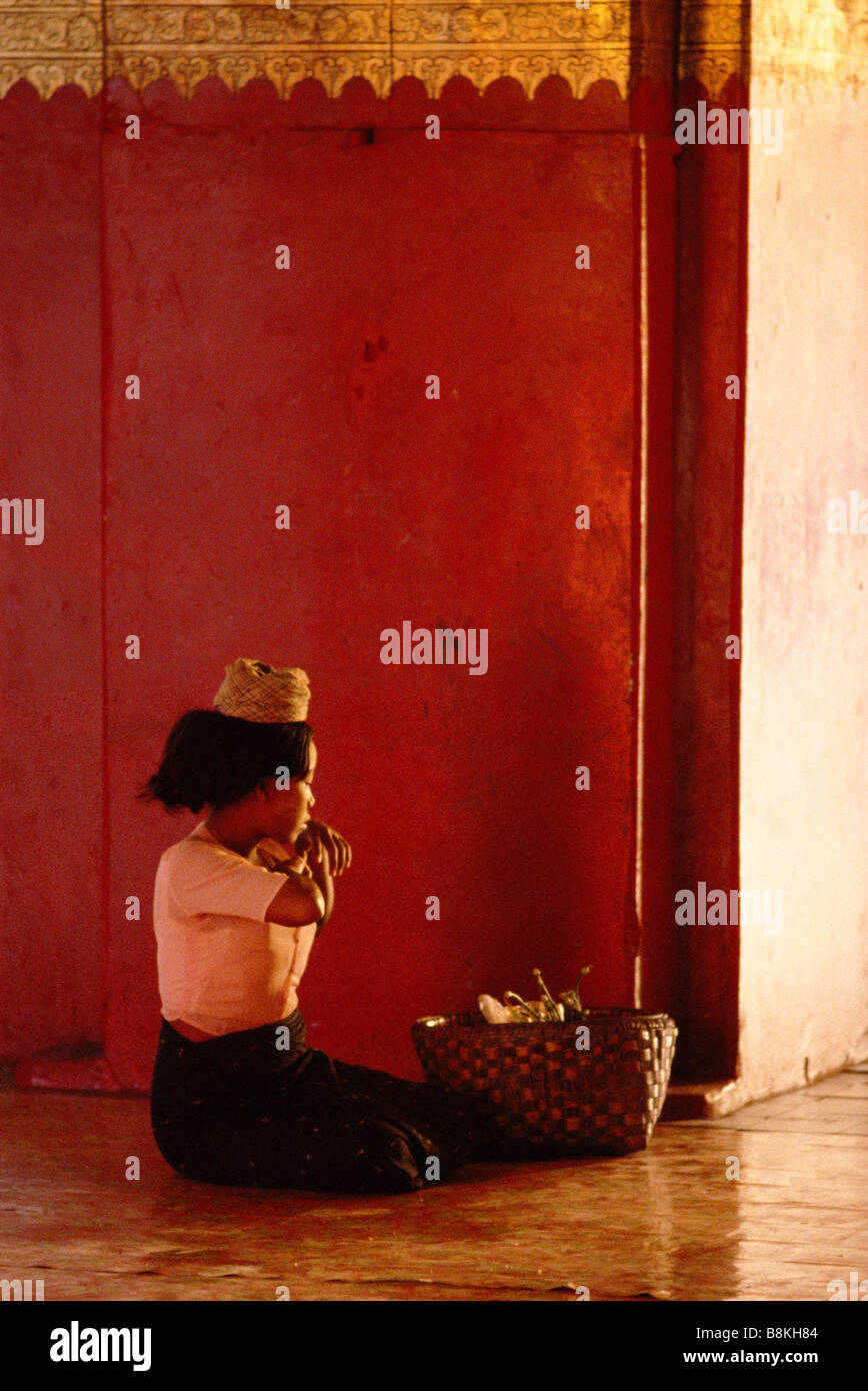 Vente de fleurs birmane comme offrandes à la Temple Mahamuni Mandalay Banque D'Images