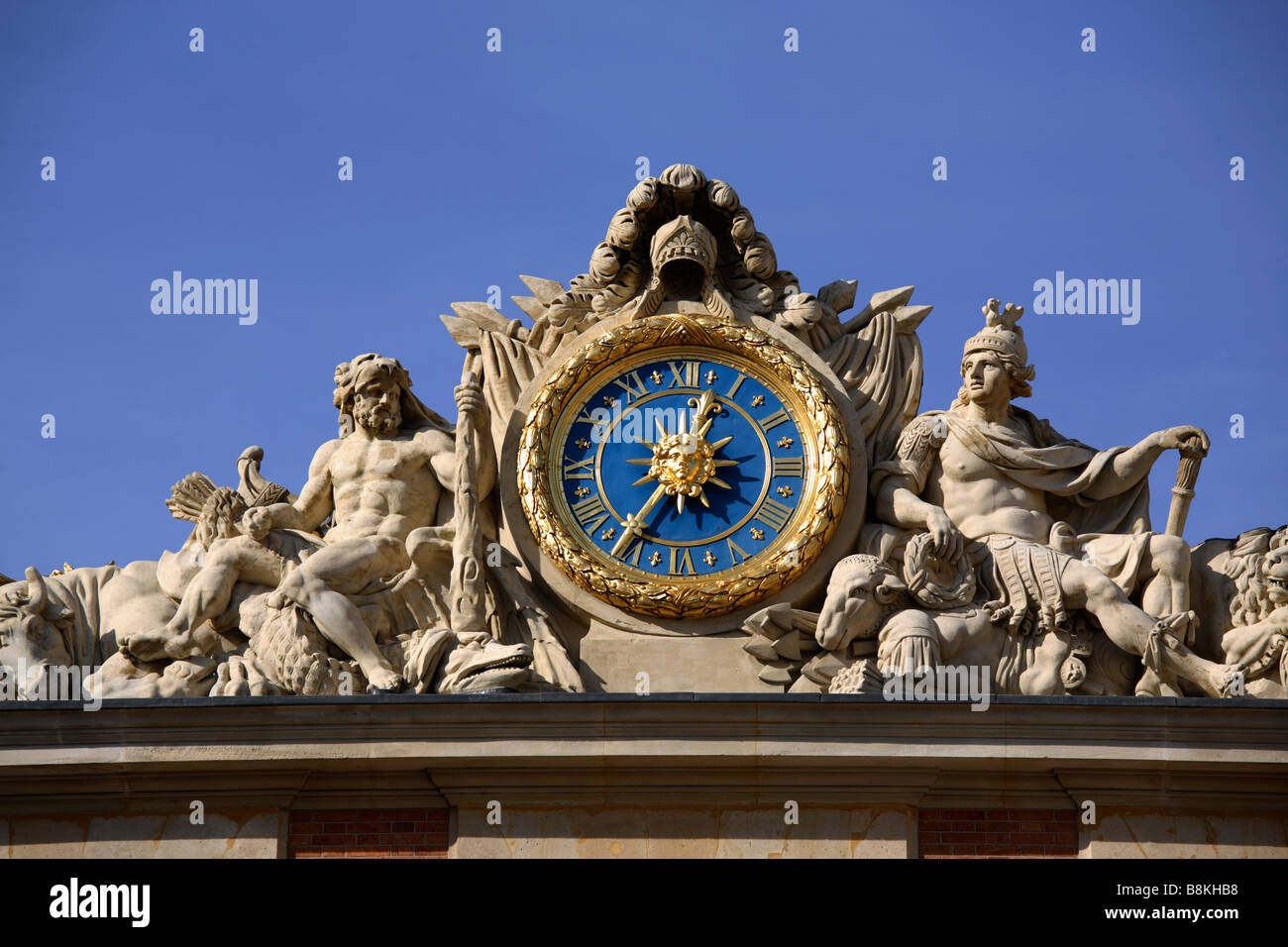 L'horloge sur le haut de palais de Versailles, France Banque D'Images