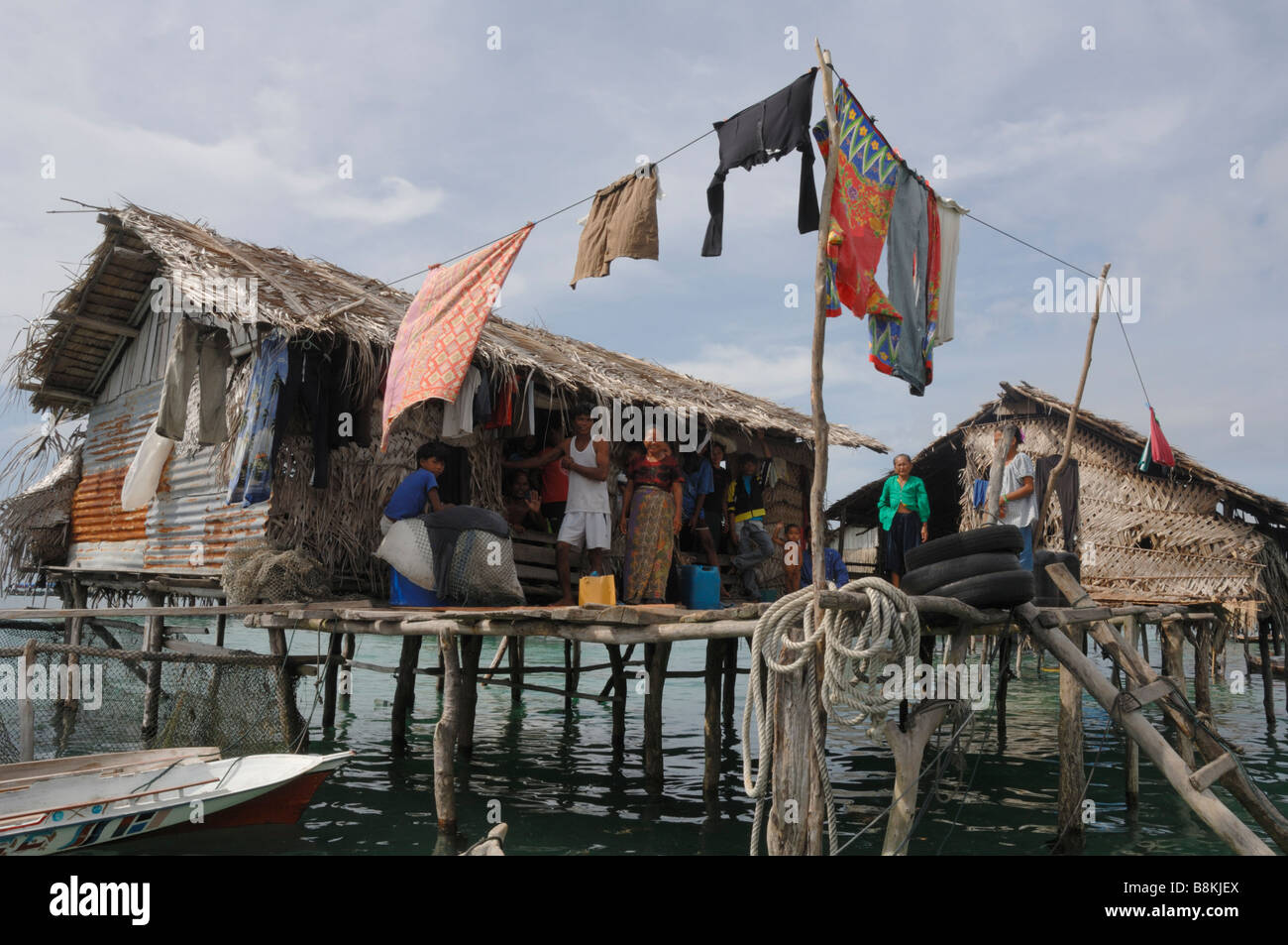 Bajau Laut sur plate-forme de la famille chambre Pulau Gaya Tun Sakaran Parc Maine Semporna mer de Sulu Malaisie Sout East Asia Banque D'Images