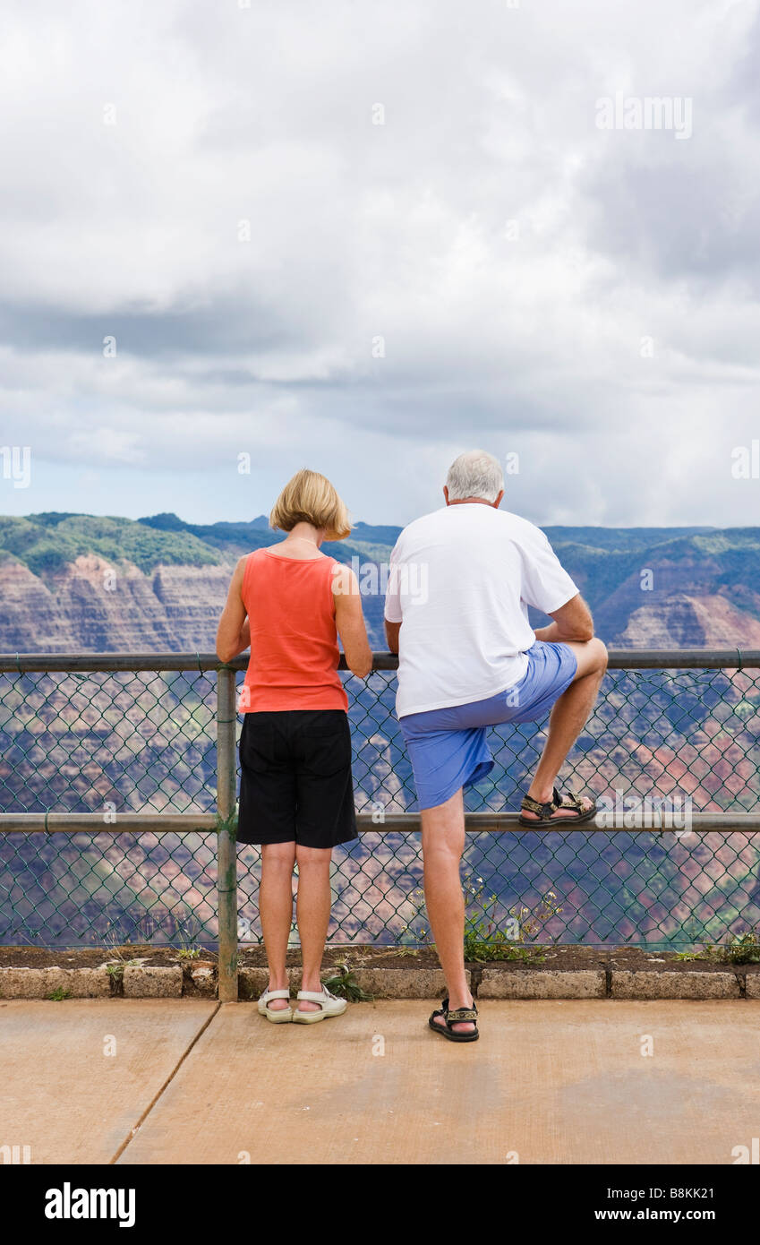 Les touristes debout à oublier au-dessus de Waimea canyon Waimea Canyon State Park Kauai Hawaii USA Banque D'Images