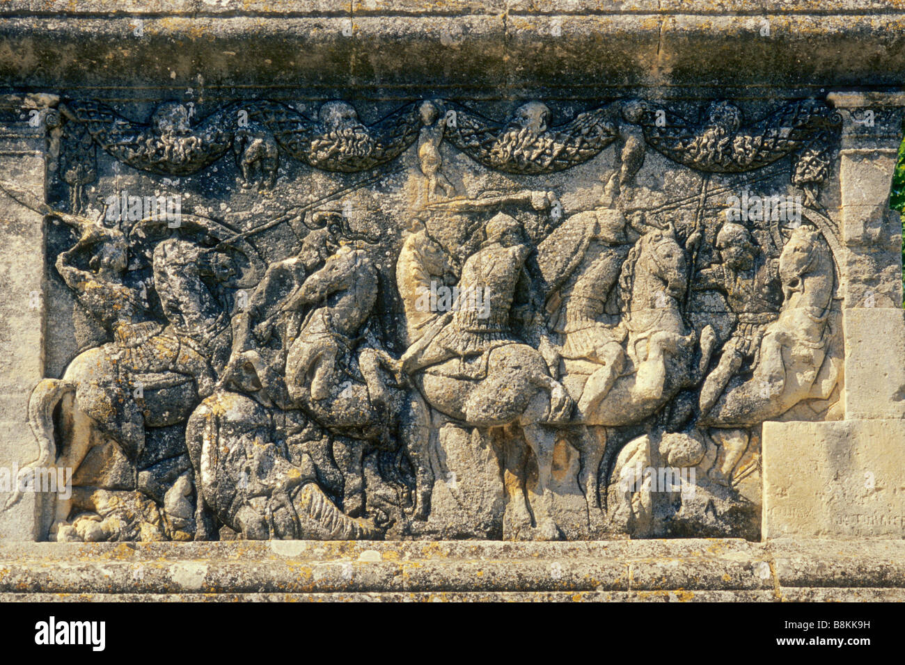 Scène de bataille au secours Mausoleum at les antiques vestiges romains près de St Remy de Provence en Provence France Banque D'Images