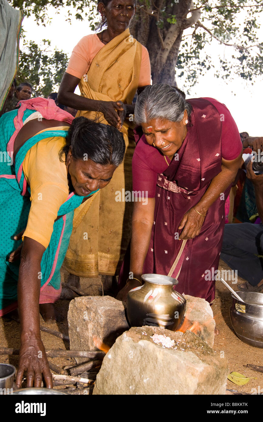 Madurai Tamil Nadu Inde Tidiyan village harvest festival femmes du village traditionnel de cuisson pongal Banque D'Images