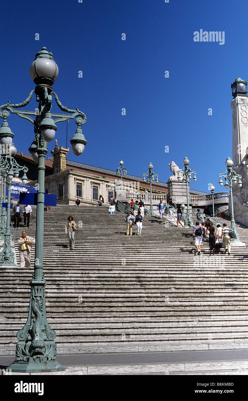 L'immense escalier de cérémonie en face de la gare de Marseille St Charles, construit 1924-1926 dans le style Beaux-Arts rempli de statues et sculptures Banque D'Images