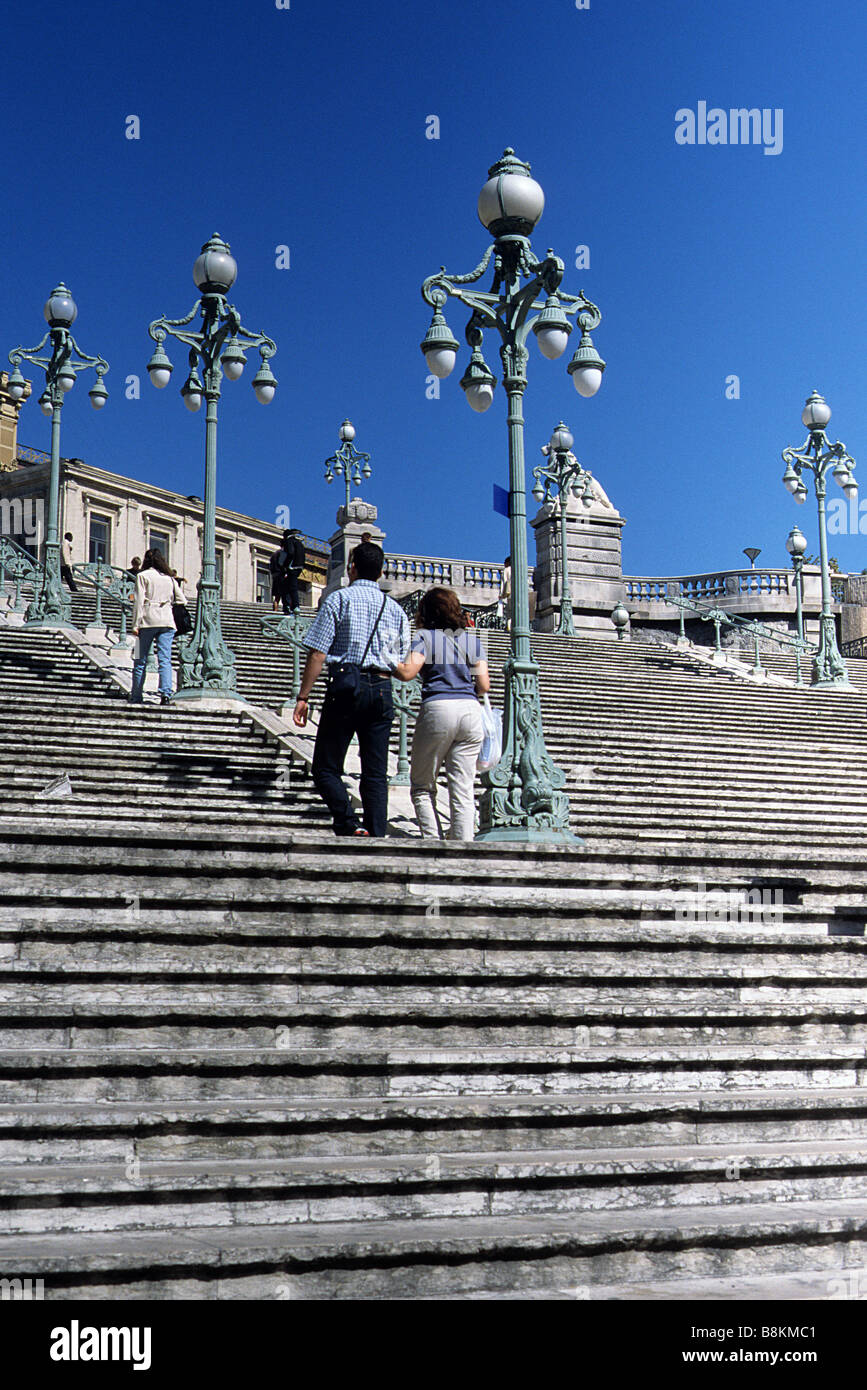 L'immense escalier de cérémonie en face de la gare de Marseille St Charles, construit 1924-1926 dans le style Beaux-Arts rempli de statues et sculptures Banque D'Images