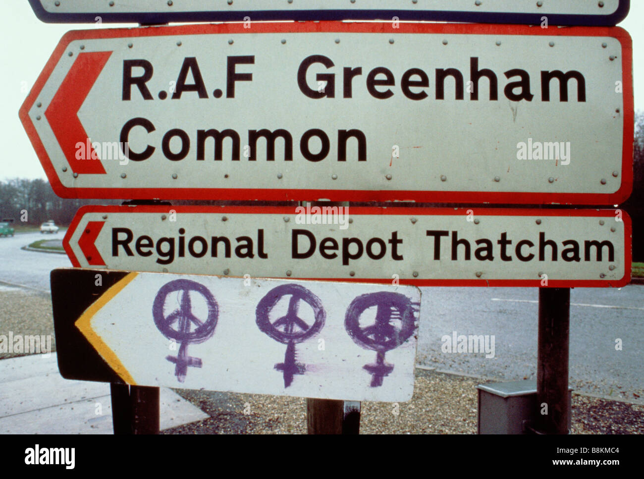 Greenham Berkshire UK 13 décembre 1982 Signalisation routière pour instructions à la Greenham Common US Airforce Base (& Women's Peace Camp) Banque D'Images