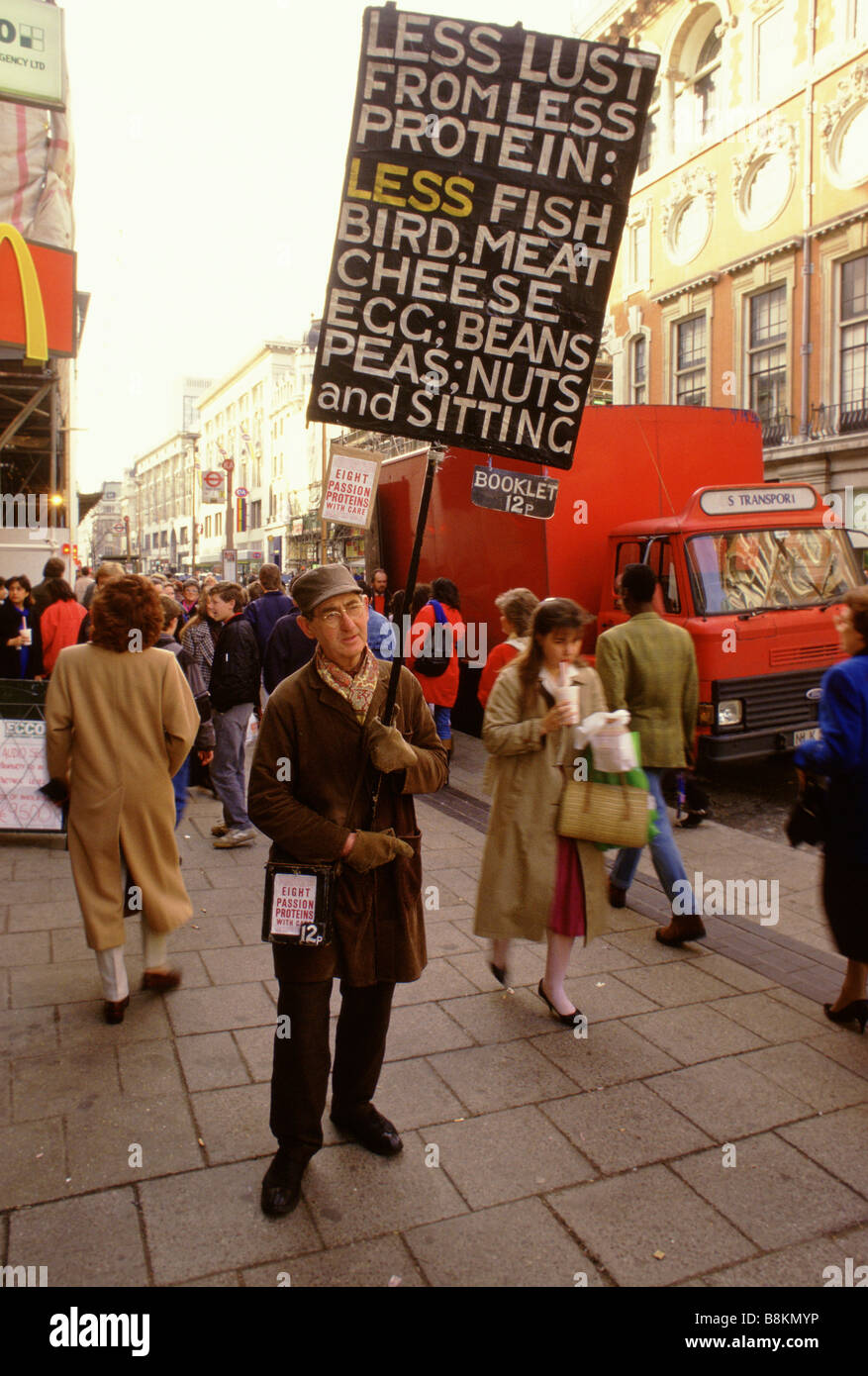 London UK Stanley Green porte une bannière obligeant le public à manger moins de protéines marche le long d'Oxford Street. Banque D'Images