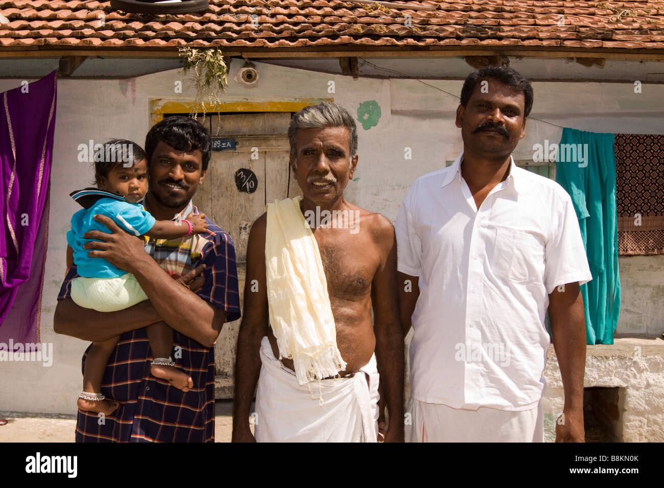 Madurai Tamil Nadu Inde Tidiyan les villageois à l'extérieur petite maison locale Banque D'Images