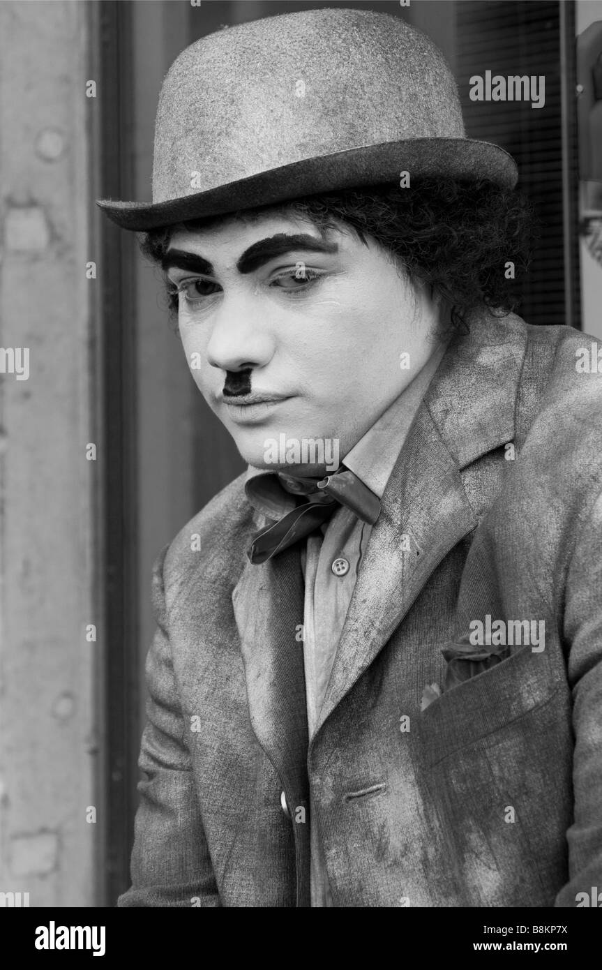 Gros plan carnaval face de Charlie Chaplin le visage blanc costume gris et chapeau melon, 90527-Venise Banque D'Images