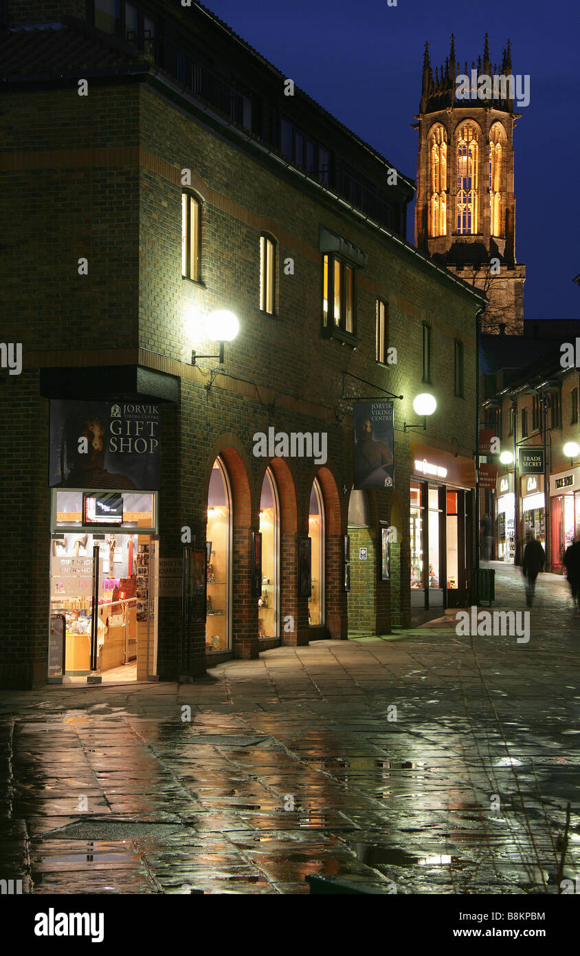 Ville de York, en Angleterre. Compte tenu de la soirée Coppergate shopping center avec le Jorvik Viking Centre entrée dans l'avant-plan. Banque D'Images