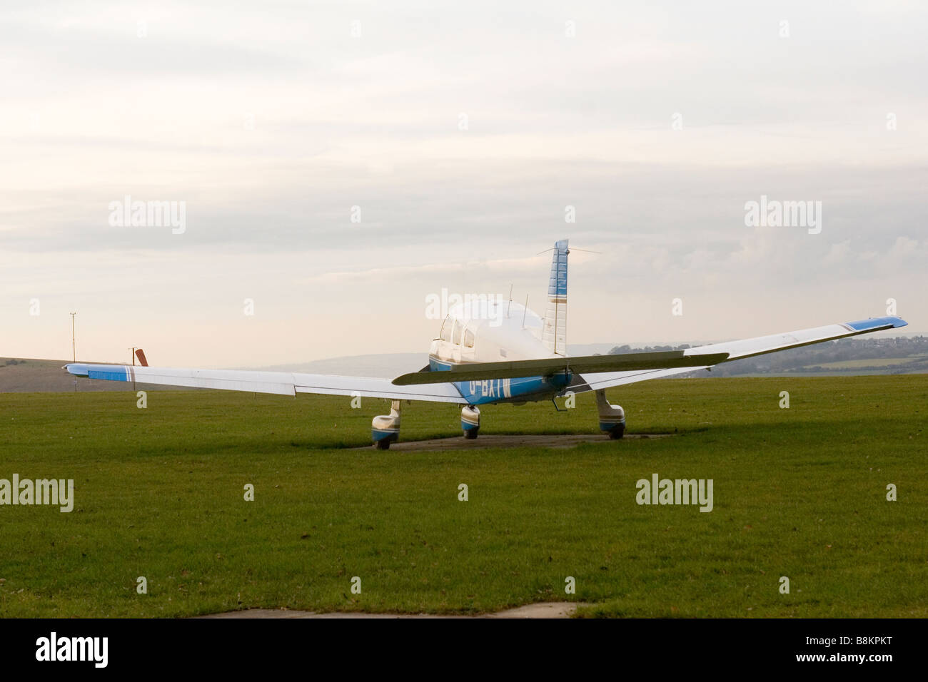 1998 Piper PA-28-181 Archer III à Compton Abbas Airfield EGHA Royaume-uni. Banque D'Images