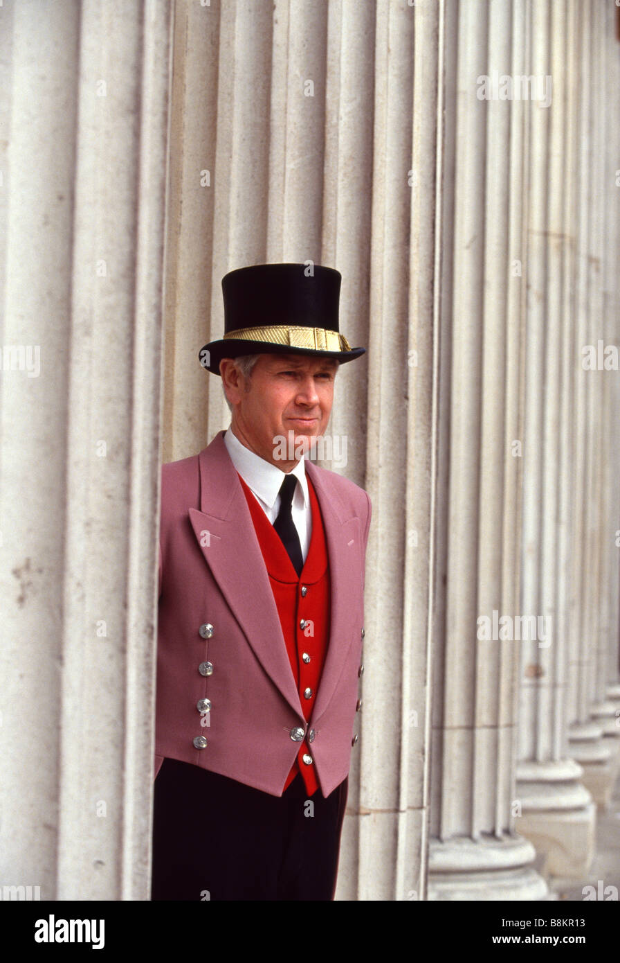 Banque d'Angleterre Ray Millepertuis, chef portier à la Banque d'Angleterre à Londres devant l'entrée principale Banque D'Images