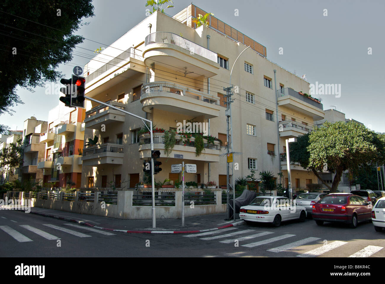 Ancien immeuble d'habitation de faible hauteur dans le modèle de conception d'architecture Bauhaus Tel Aviv Jaffa Israël Banque D'Images